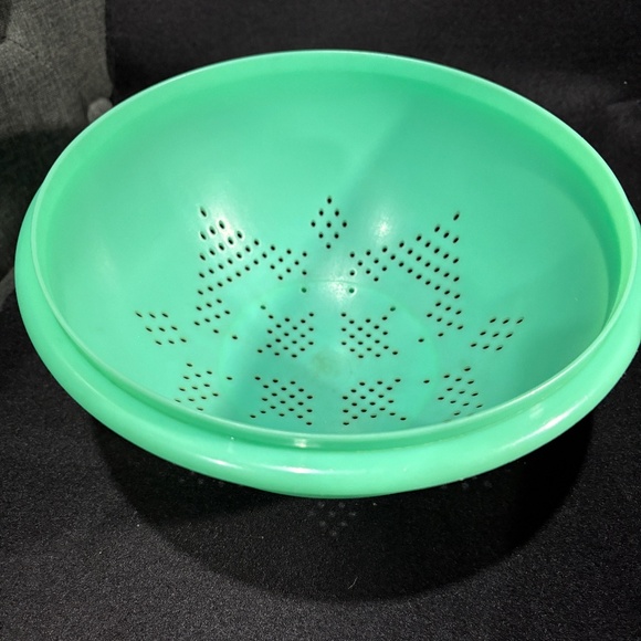 Vintage TUPPERWARE Jadite Green Round Colander Strainer Bowl #339-8 - Picture 1 of 5